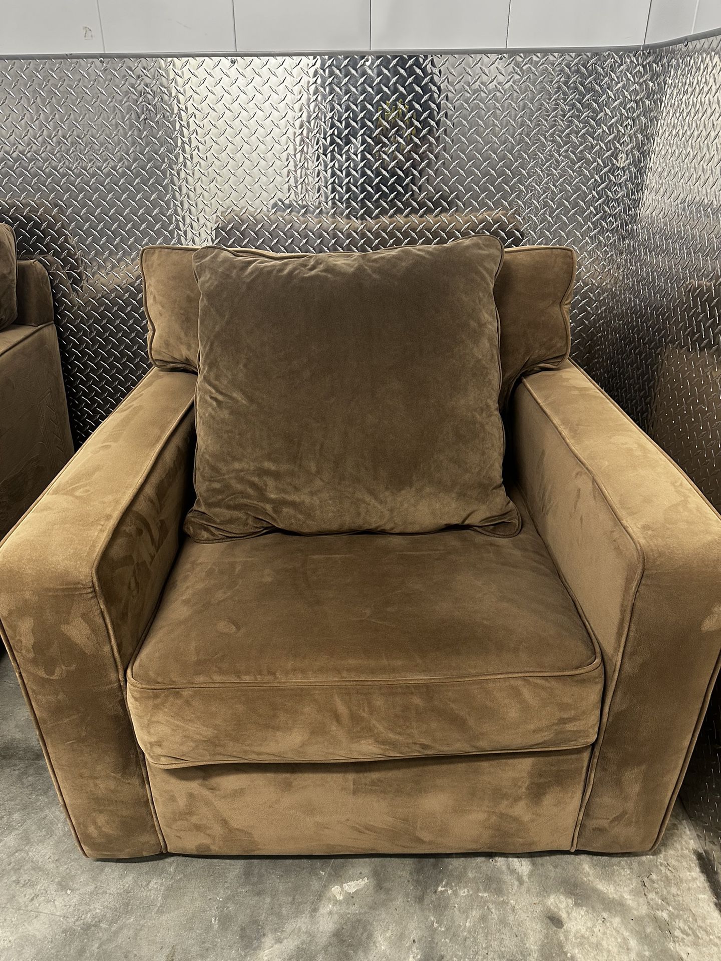 BROWN SWIVEL CHAIR W/ FREE DELIVERY 
