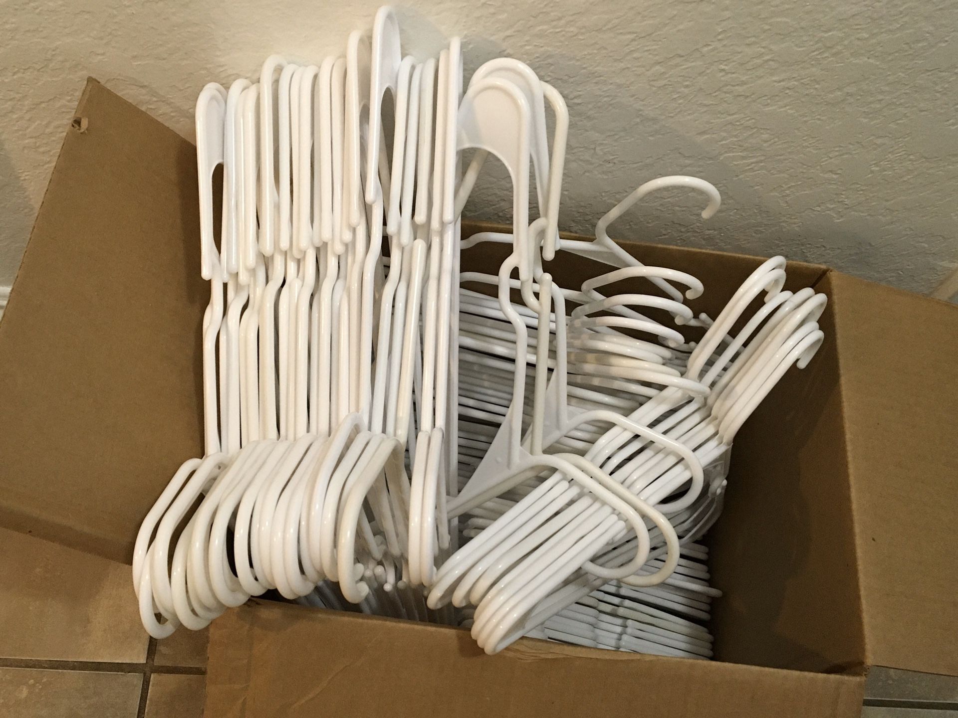 80 Plastic Hangers