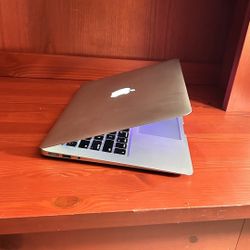 Apple MacBook Air 13” I5/8GB/128GB SSD macOS Monterey $200