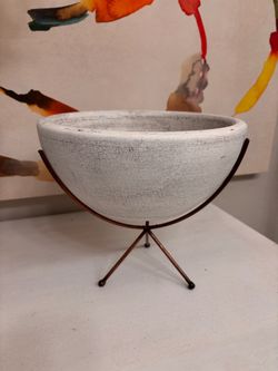 Wooden bowl with tripod stand