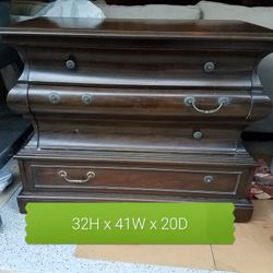 Drexel Medium Chest of Drawers/ Dresser
