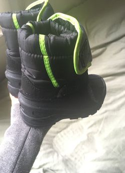 Size 7c snow boots