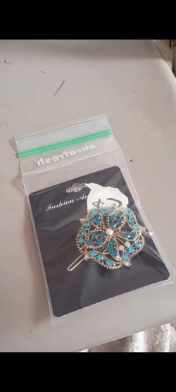 Blue 💙 hair clip $1