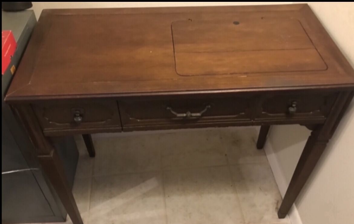 Vintage singer, Built In sewing Desk