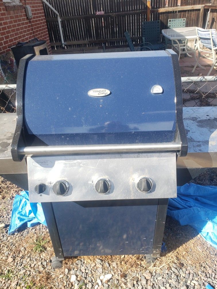 Vermont Castings 3 Burner Gas Grill + 2 tanks