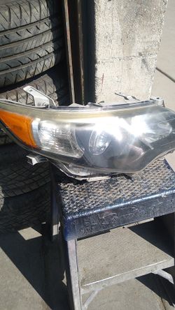 Head lamp right side Toyota Camry SE 2014 oem