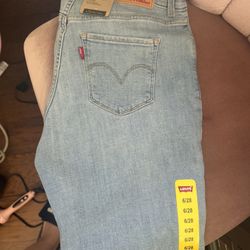 Levi’s  Women’s Classic Bermuda Short Size 6  Light 