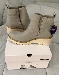 Womens boots size 9 new in box