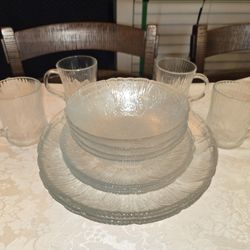 Vintage Arcoroc Canterbury Dinnerware - 16 piece set