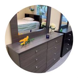 Dresser With Mirror /Cรณmoda Con Espejo