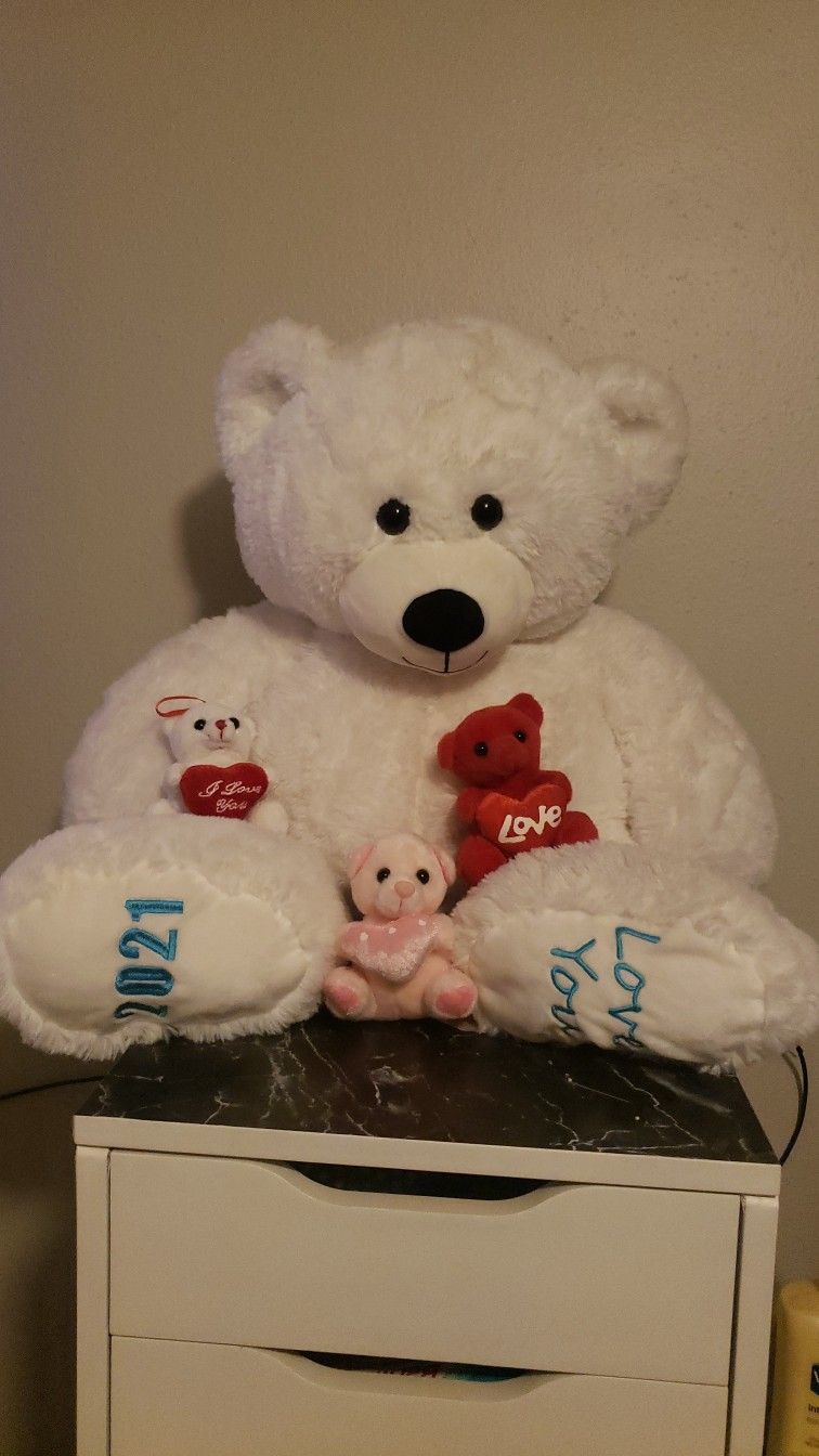Giant Bear And Tiny Bears