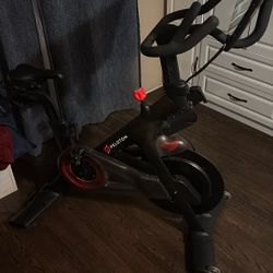 PELOTON BIKE 