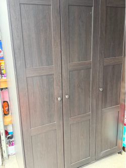 Very nice clothes cabinet
