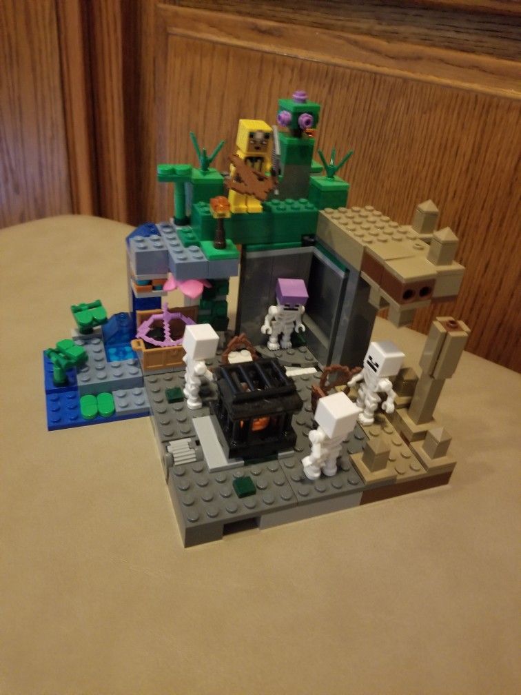Caves And Cliffs Limited Edition Minecraft Lego Set