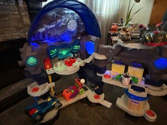 Imaginext DC Super Friends Batcave Playset with extras