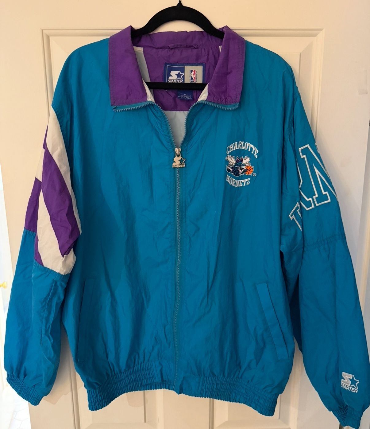90s VINTAGE Charlotte Hornets Starter Jacket (SIZE L/LARGE)
