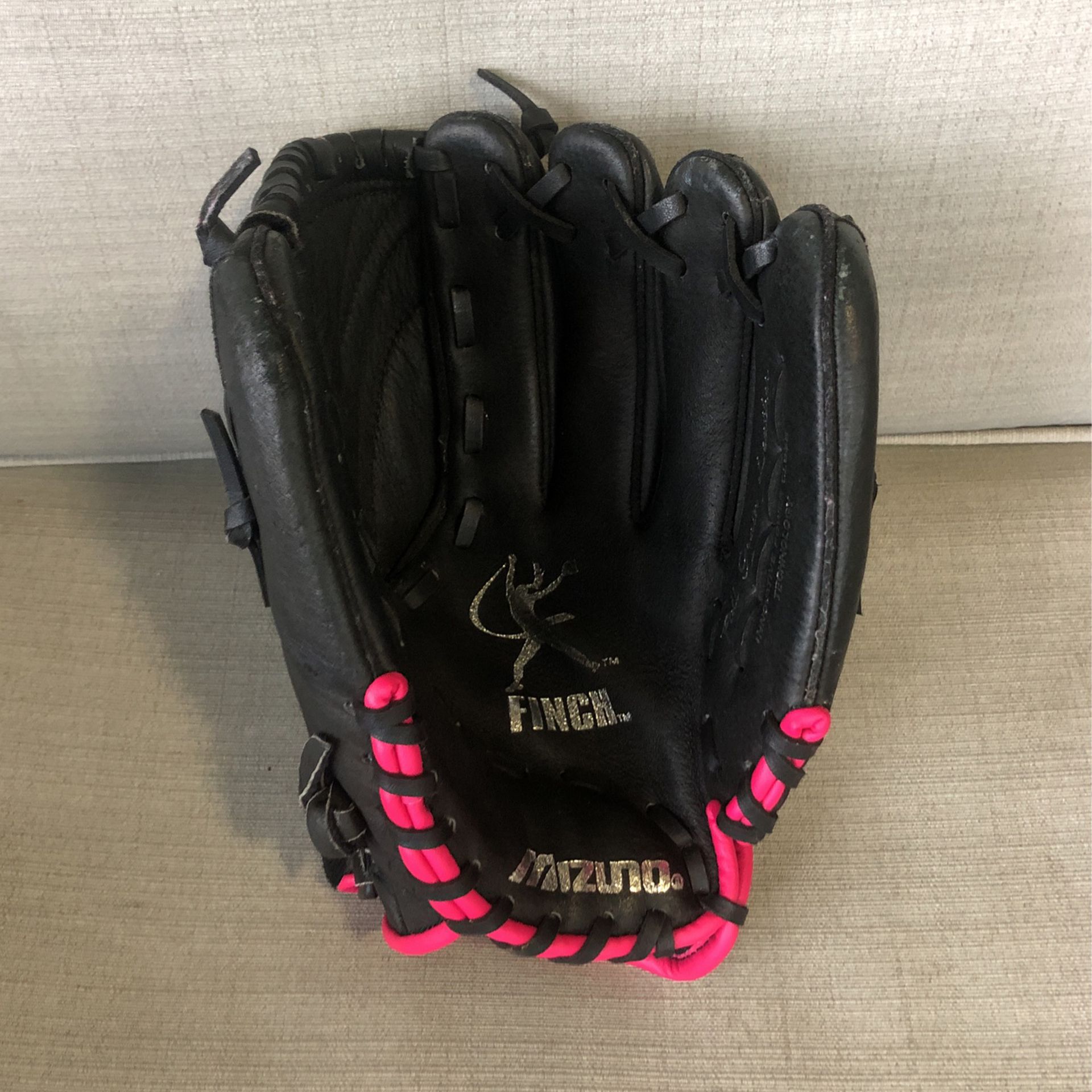 Girls 11” Mizuno Softball Glove (LH)