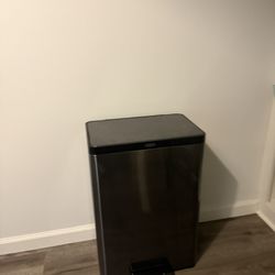 rubbermaid kitchen trash can 