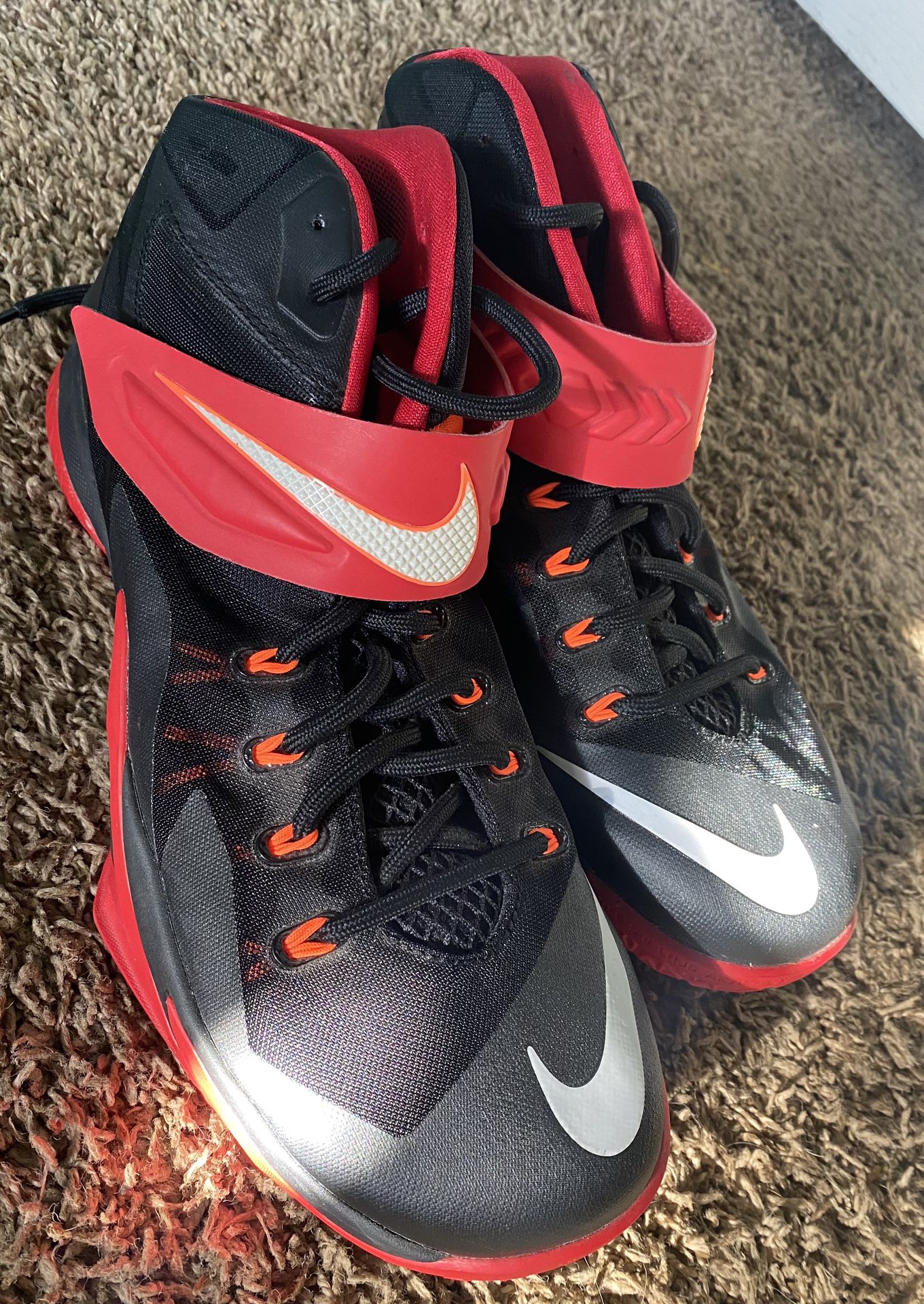 Zoom LeBron Soldier VIII 8 Black/Red Shoes. 11 for Sale in San Antonio, TX - OfferUp