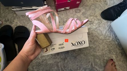 Women’s Shoe For Sale. Size: 9.5