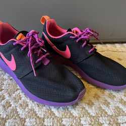 Authentic Nike Women Purple Black Roshe Shoes Rare to find Size 5Y or Women 6.5