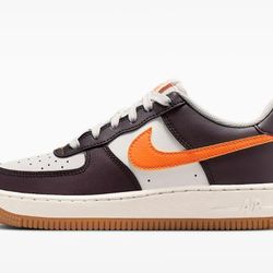 NIKE AIR FORCE 1.   6.5Y