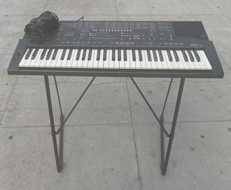 Yamaha PSR 410 Keyboard With Stand & Charger.