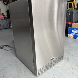 Saber RF40D Commercial-Grade Outdoor Refrigerator – Slim Stainless Steel