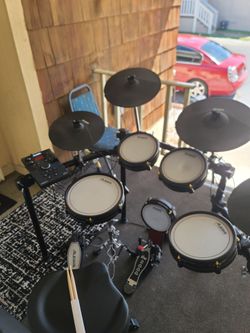 Bateria Electronic Drum Set Like Brand New ALESIS CRIMSON 2  $750.00 o.b.o.