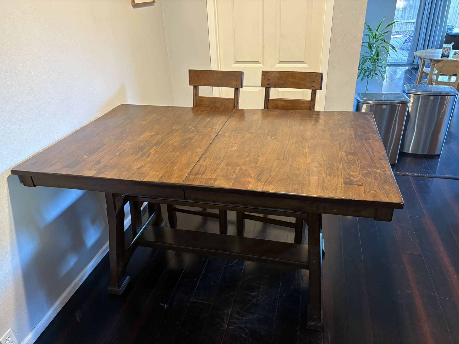 Dinning table And Chairs (6)