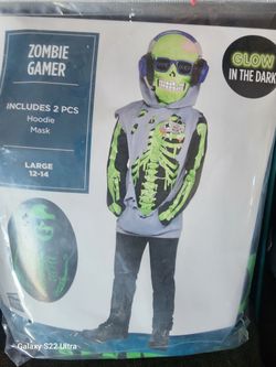 Costume zombie gamer
