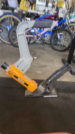 Bostitch Pneumatic Flooring Stapler + Staples + hammer – Great Condition