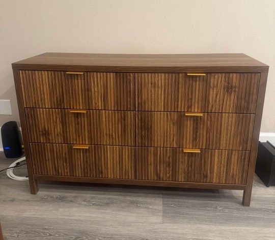 Dresser And Matching Nightstands We Can Deliver 