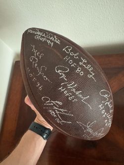NFL Hall of Fame Multi-Signed Football Brett Favre Roger Staubach Bob Lilly Paul Hornung Mel Renfro Lynn Swann Auto