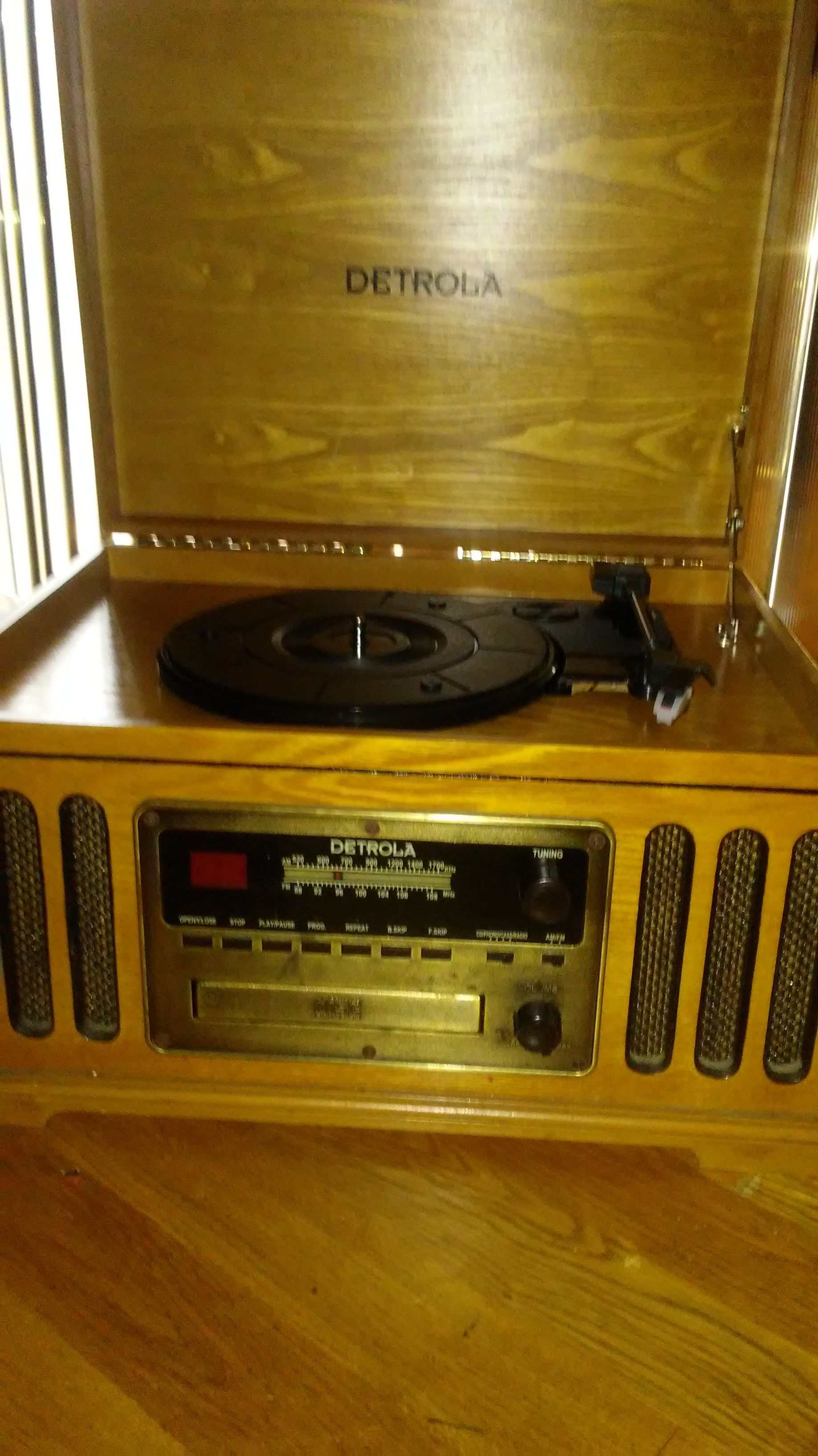 Detrola Record Player, Turntable,CD Player,Cassette Deck,AM/FM/Radio, Oak