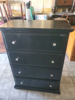 Se Vende Cajonera De 4 Cajones  Medidas De Frente 34× 18×48 pulgadas de altura $ 85