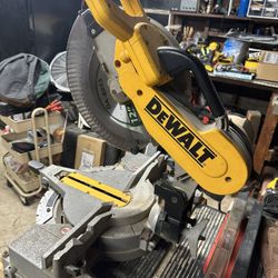 12” Dewalt Double Bevel Compound Mitre Saw