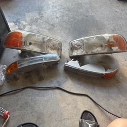 GMC Sierra 02 Headlight 