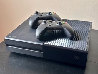 Original Xbox One + 2 Controllers + Cables