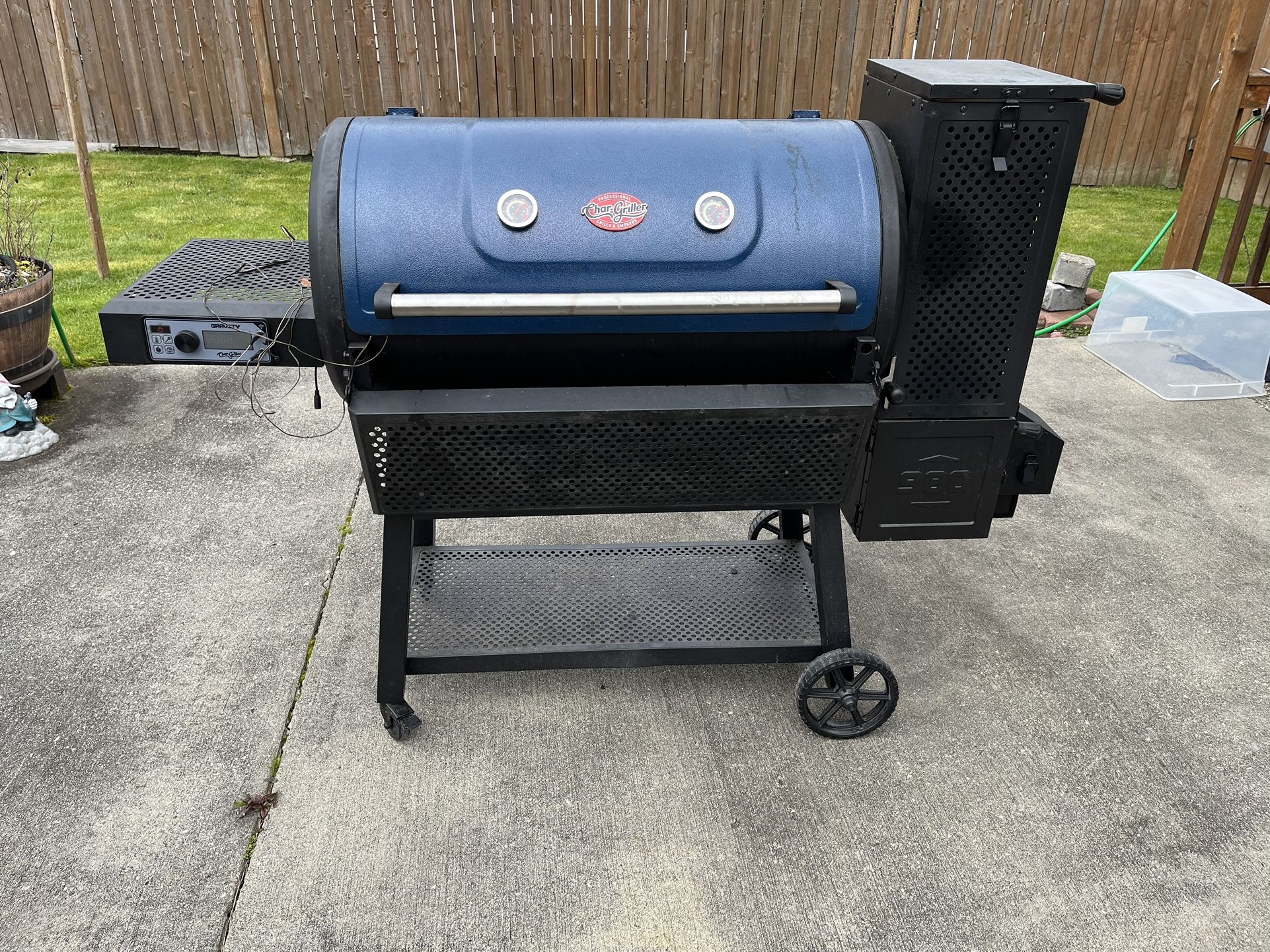 Char-Griller Gravity 980 Smoker