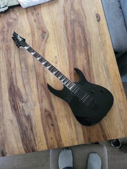 NUEVA SIN USO!!!! Guitarra IBAÑEZ COLOR NEGRO.