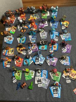 Skylanders, lot of 35 characters with crystals, character cards