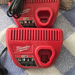 cargador Milwaukee x $15 cada uno