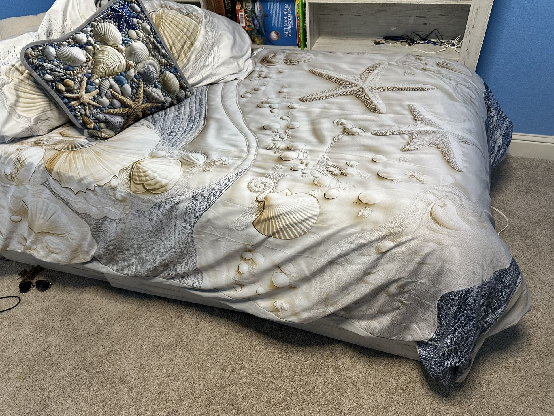 BRAND NEW STILL IN BOX Twin Day Bed…
