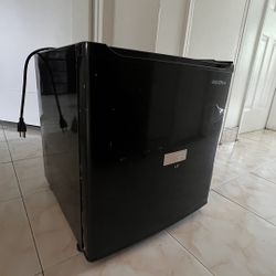 INSIGNIA MINI FRIDGE
