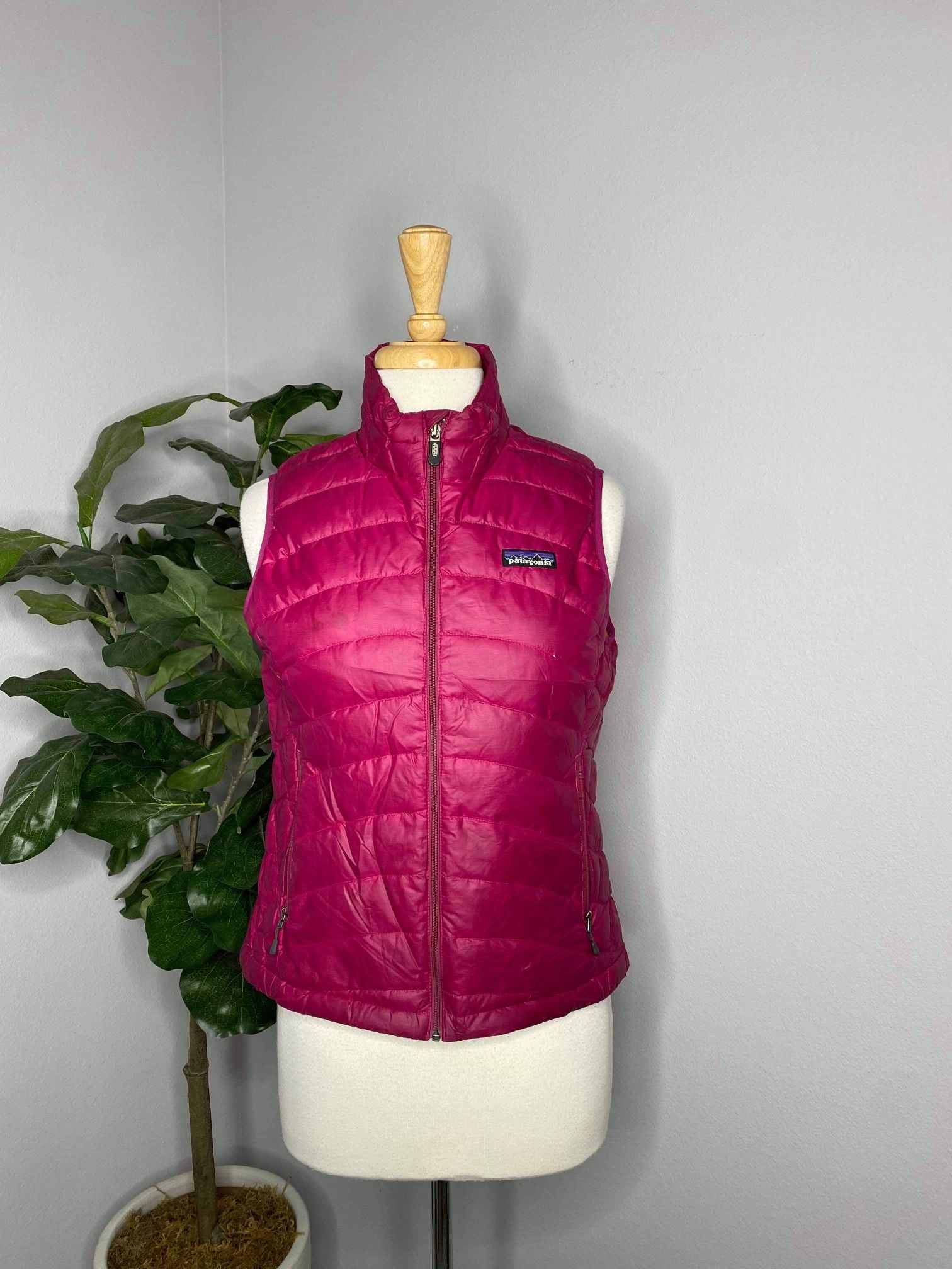 Patagonia women’s vest Good condition Sz. Small Measurements: Shoulder: 14 inch aprox Bust: 19 inch aprox Length: 23 inch aprox I accept reason