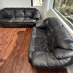 Black Leather Sofa and LoveSeat set. Price Including Delivery 