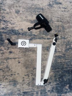Shure MV7 and Elgato low profile mic arm (white)