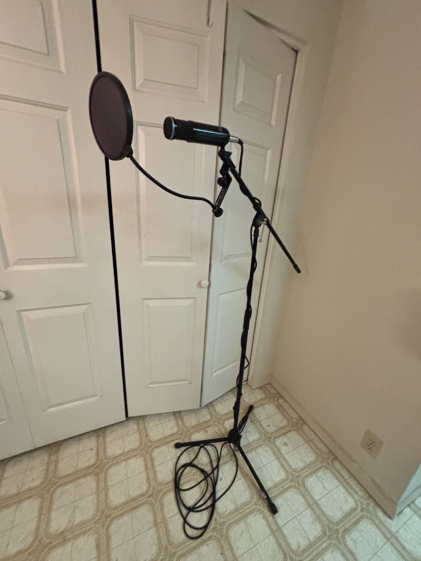 Sterling Audio Sp 150 Microphone Spit Guard And Mic Stand