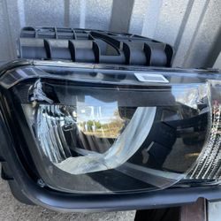 RIGHT SIDE HEADLIGHT 2010-2013 CHEVROLET CAMARO 